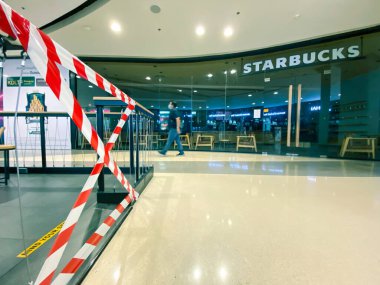 Bangkok 'taki alışveriş merkezindeki Starbucks kahvesi COVID-19 durumu sırasında kapandı. Starbucks, koronavirüs salgını yüzünden birçok dükkanı geçici olarak kapatıyor.