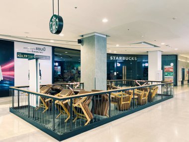 Bangkok 'taki alışveriş merkezindeki Starbucks kahvesi COVID-19 durumu sırasında kapandı. Starbucks, koronavirüs salgını yüzünden birçok dükkanı geçici olarak kapatıyor.