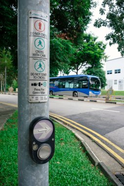 Singapur 'da yaya tuşu ya da kavşaktaki trafik ışığı tuşu