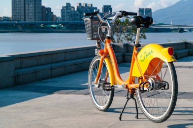 Çevre dostu Youbike ya da Ubike, Taipei 'de büyük bir kiralık bisiklet ağı. Teipei 'yi gezmek için eğlenceli ve uygun bir yol.