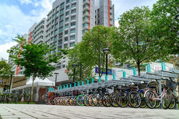 シンガポールのPunggol Mrt Lrt駅の自転車駐車場 プンゴルはシンガポール北東部のタンジョン プンゴル半島に位置する計画区域と新しい町です — ストック写真