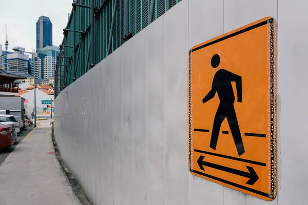 Gehwegschild Unter Bauwand Für Fußgänger Der Stadt — Stockfoto