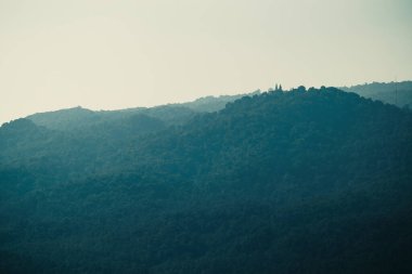 Güneş ışığı ve sis ile güzel yeşil dağlar, eski film etkisi
