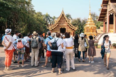 Eski şehir duvarının içindeki Wat Phra Singh 'i ziyaret eden turistler görülüyor. Burası, Chiang Mai 'de Wat Phra Doi Suthep' ten sonra en çok saygı duyulan ikinci tapınak.