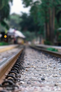 İstasyondaki demiryolu, sığ alan derinliği