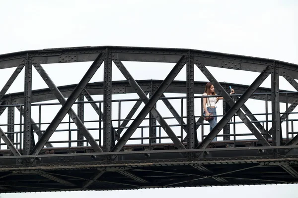 Touristen Besuchen Die Brücke Über Den Fluss Kwai Der Provinz — Stockfoto