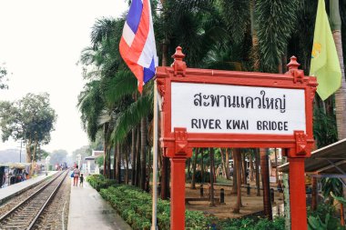 Kanchanaburi 'deki Kwai Nehri tren istasyonu tabelası. Bu çelik köprü Tayland 'da önemli tarihi eser ve anıtlardan biridir.