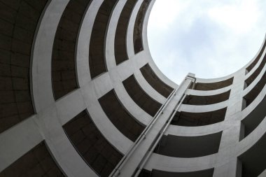 Bir binanın park yeri için sarmal rampa eğiminin güzel dokusu