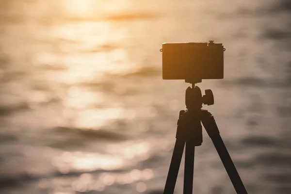 Silhueta Câmera Vintage Tripé Atirando Belo Mar Calmo Com Reflexão — Fotografia de Stock