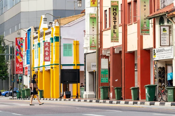 Singapur 'daki Chinatown bölgesinde insanlar karşıdan karşıya geçiyor. Çin Mahallesi Singapur 'un en popüler bölgelerinden biridir ve hatıra alışverişi için en iyi yerdir.