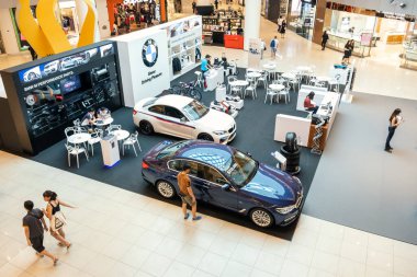 Singapur 'daki en büyük alışveriş merkezi olan VivoCity' de BMW arabaları sunuldu. BMW şu anda lüks otomobiller ve motosikletler üreten bir Alman çokuluslu şirketidir..