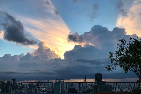 Gün Batımında Güzel Gökyüzü Şehrin Üzerinde Gün Doğumu Gökdelenlerin Çatısından — Stok fotoğraf