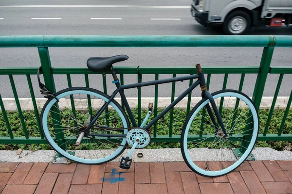 Reichlich Abgestelltes Und Zaun Verschlossenes Fahrrad Der Straße — Stockfoto