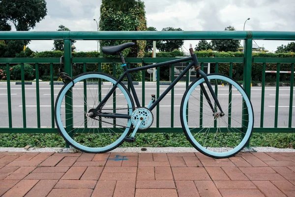 Reichlich Abgestelltes Und Zaun Verschlossenes Fahrrad Der Straße — Stockfoto