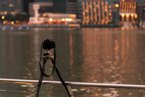 Câmera Tripé Atirando Bela Cidade Com Reflexão Água Calma Crepúsculo — Fotografia de Stock