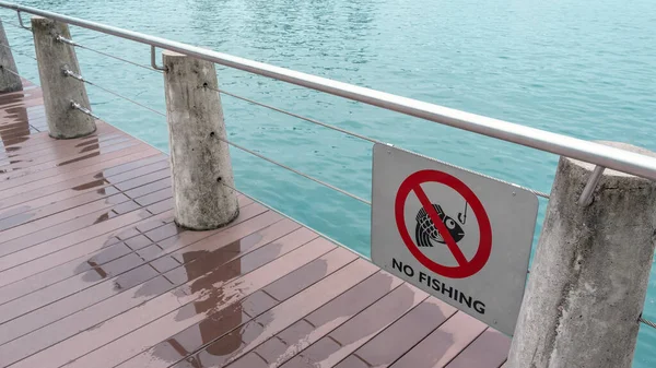 Inget Fiskekort Staket Vid Älv Eller Sjö Efter Regn Med — Stockfoto