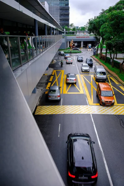 雨の日にシンガポールのMpletree Business Cityの路上で車 この場所は Cbdの端に位置する統合されたビジネスハブです 中央ビジネス地区 — ストック写真