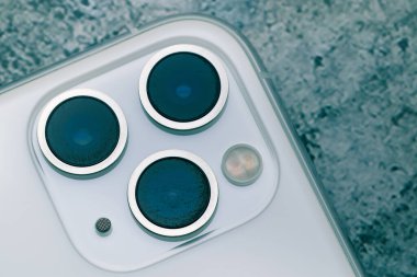 iPhone11 Pro Max arka kamera lensleri, ultra geniş, geniş ve telefoto lenslerden oluşan üçlü kamera sistemi. Lensler korunmalıydı.