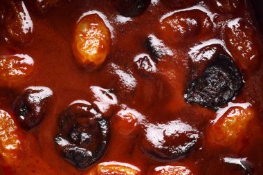 Üzüm ve kuru erikli ev yapımı masajcı körisi, sağlıklı gurme yemek tarifi, ev yemeği fikrinden iyi çalışma.