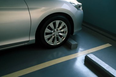 Otoparkta modern bir araba, güvenlik için sürgülü kaplama zemini.