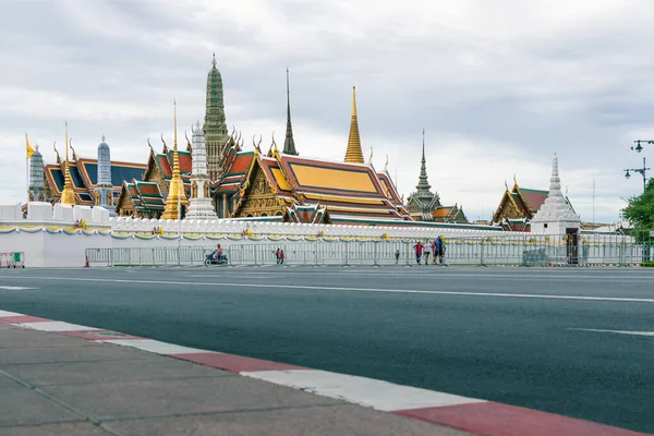 曇りの日にワット この場所はタイで最も神聖な仏教寺院と見なされています 寺にはエメラルド仏が安置されています 観光地 — ストック写真