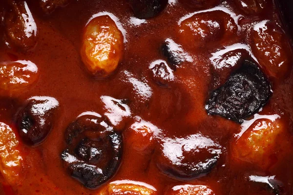 Üzüm ve kuru erikli ev yapımı masajcı körisi, sağlıklı gurme yemek tarifi, ev yemeği fikrinden iyi çalışma.