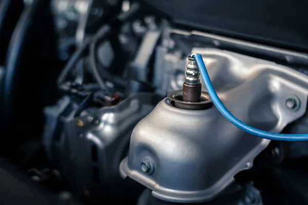 Modern araba motorunun ayrıntıları, Nehrin yukarısında oksijen sensörü - Nehrin aşağısında, alanın derinliği, motor bölmesinin kapağı