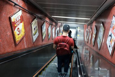 Hong Kong metro sistemindeki kimliği belirsiz yolcular yoğun saatlerde, sığ alan derinliğinde.
