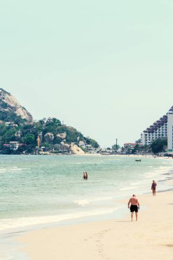 Tayland 'ın Prachuap Khiri Khan bölgesindeki Hua-Hin plajında dinlenen turistler, eski film efektleri.