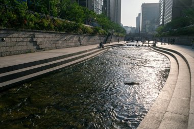 Turistler Güney Kore, Seul 'deki Cheonggyecheon Stream' i ziyaret ediyorlar. Turistlerin dere boyunca boş bir gezinti yaptıktan sonra büyük turistik yerleri kolayca ziyaret etmelerine olanak sağlayan yer..