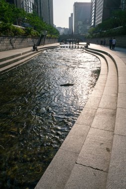 Turistler Güney Kore, Seul 'deki Cheonggyecheon Stream' i ziyaret ediyorlar. Turistlerin dere boyunca boş bir gezinti yaptıktan sonra büyük turistik yerleri kolayca ziyaret etmelerine olanak sağlayan yer..