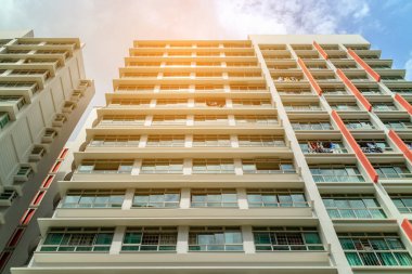 Singapur 'un Punggol Bölgesi, Singapur' daki kamu konutlarının düşük açılı görüntüsü. Konut Geliştirme Kurulu (HDB), güneş ışığı etkisiyle düşük katlı apartman