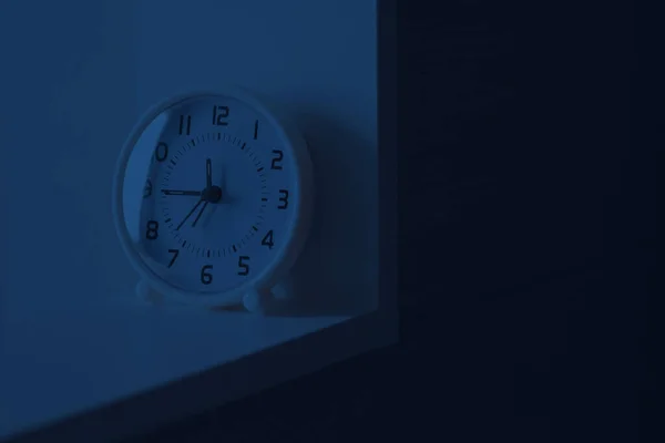 夜のベッド横のアナログ目覚まし時計 — ストック写真