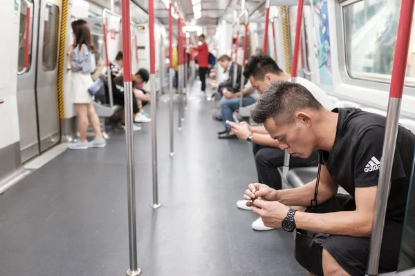 Hong Kong metro sistemindeki kimliği belirsiz yolcular yoğun saatlerde, sığ alan derinliğinde.