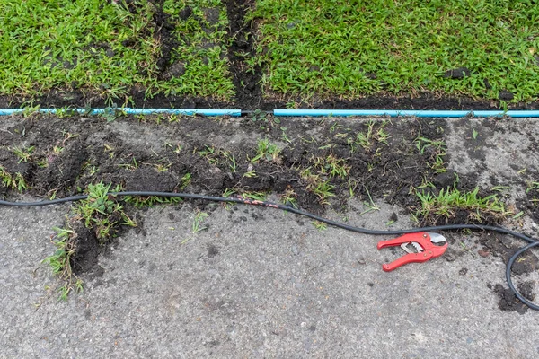 Yerdeki elektrik kablosu ya da kablo tesisatı yeraltındaki elektrik kabloları için mavi plastik boru.
