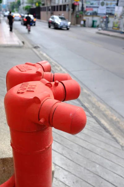 Rotes Standrohr Wasserversorgung Oder Hydrantensystem Über Straße Für Notfälle — Stockfoto