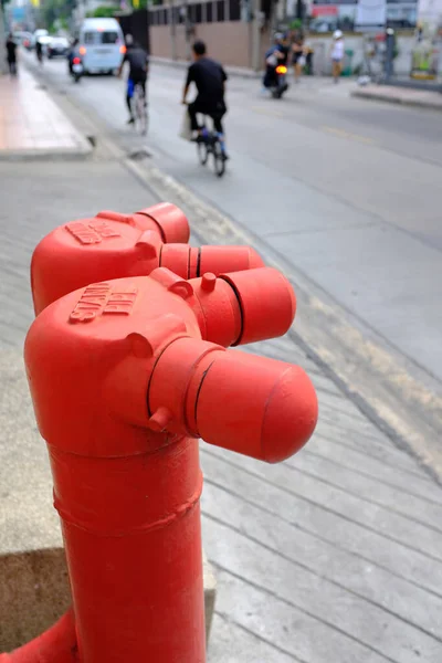 Rotes Standrohr Wasserversorgung Oder Hydrantensystem Über Straße Für Notfälle — Stockfoto