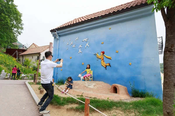 Babam, Güney Kore 'nin Gyeonggi Eyaleti' nde Temmuz 2008 'de inşa edilen Fransız tarzı bir tema parkı olan Petite France' da şirin duvarlı çocuklarının fotoğrafını çekiyor..