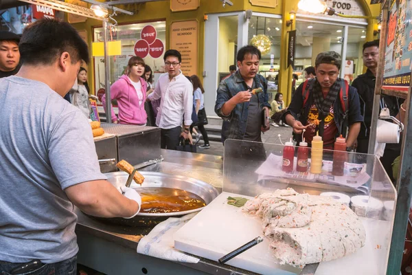 Hawker ya da Satıcı geceleri Dongdaemun pazarında sokak yemeği satıyor. Dongdaemun pazarı Güney Kore 'nin en büyük toptan ve perakende satış bölgesidir..