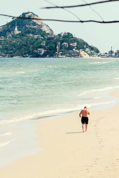 Toeristisch Wandelen Mooi Strand Zonlicht Oude Film Look Effect — Stockfoto