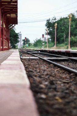İstasyondaki demiryolu, sığ alan derinliği