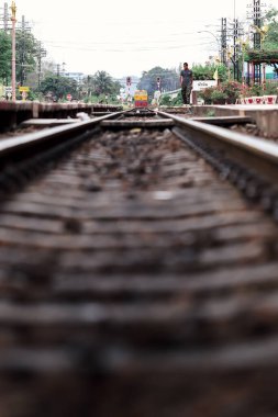 İstasyondaki demiryolu, sığ alan derinliği