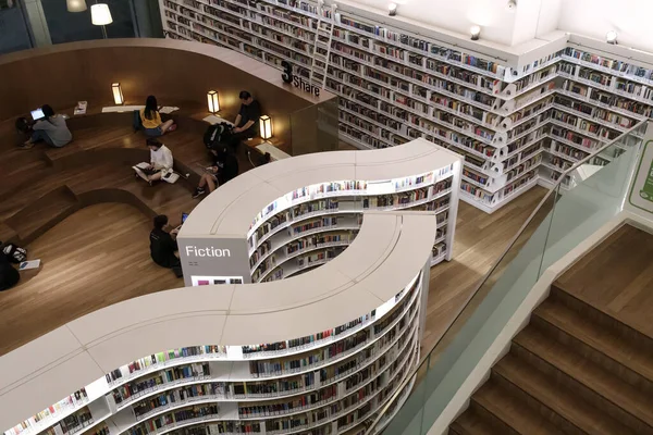 Présentation Moderne Dans Bibliothèque Orchard Endroit Est Une Bibliothèque Nouvelle — Photo
