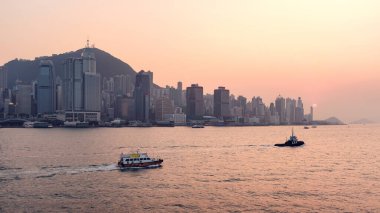 Günbatımında Hong Kong ufuk çizgisi