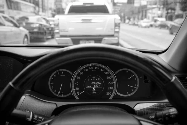 Painel Carro Trânsito Foco Seletivo Fotografia Preto Branco — Fotografia de Stock