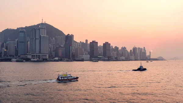 Günbatımında Hong Kong ufuk çizgisi