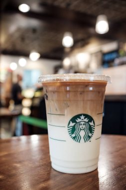 Starbucks buzlu kahve fincanı logolu, en sevdiği buzlu karamelli macchiato kahvesi, dükkanda çekilmiş güzel bir resim.
