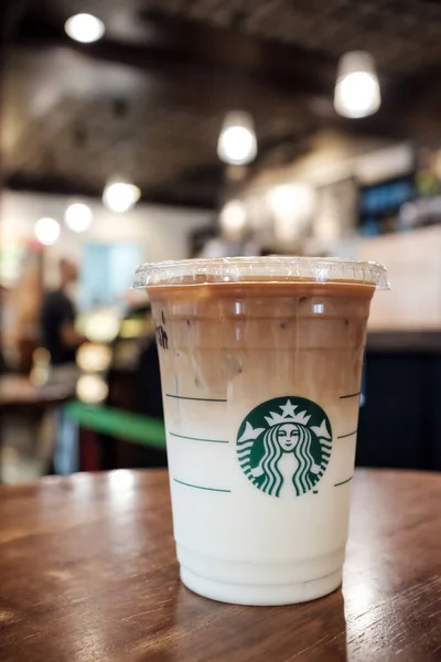 Starbucks buzlu kahve fincanı logolu, en sevdiği buzlu karamelli macchiato kahvesi, dükkanda çekilmiş güzel bir resim.