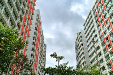 Singapur 'un Punggol Bölgesi, Singapur' daki kamu konutlarının düşük açılı görüntüsü. Konut Geliştirme Kurulu (HDB), düşük katlı kondominyum