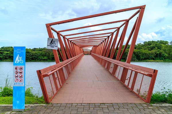 Міст Лоронг Галус Попереджувальним Знаком Висадки Штовхання Велосипеда Пунггольських Водах — стокове фото